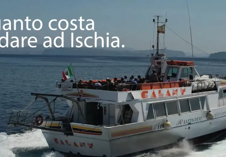 Traghetto "Galaxy" con passeggeri in navigazione, pronto a rispondere alla domanda: quanto costa il traghetto per Ischia?
