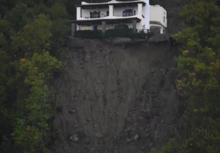 Casa a picco su una frana dopo il terremoto a Casamicciola. La terra è franata, minacciando la stabilità dell'edificio.