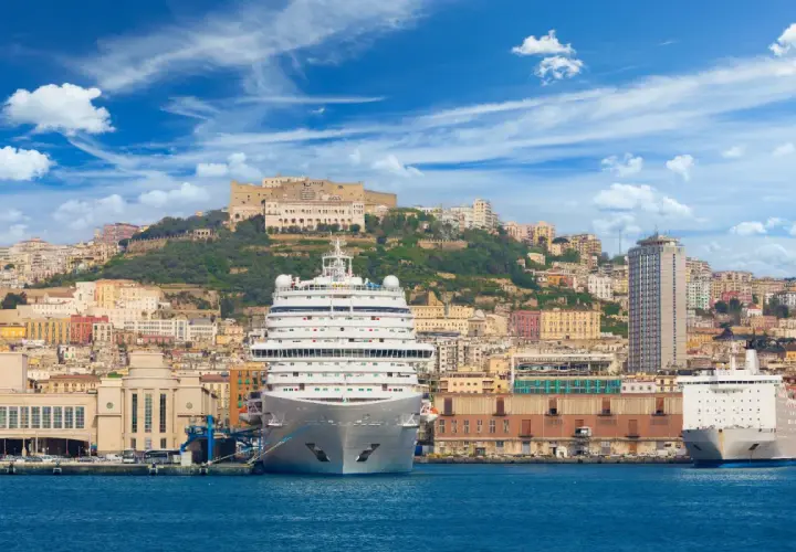 La vista di Napoli dal mare, con navi da crociera ormeggiate a Calata Porta di Massa, ideale per chi cerca come arrivare a Calata Porta di Massa da Napoli Centrale.
