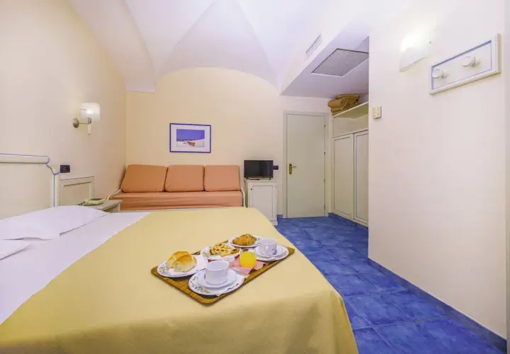 Camera accogliente con letto, divano letto e vassoio colazione. Un'oasi di relax all'Hotel San Giovanni Ischia.