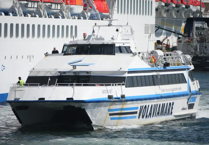 Alilauro: il catamarano "Giove Jet" solca le onde, con a bordo un uomo che sembra Agostino Lauro, pronto per un viaggio.