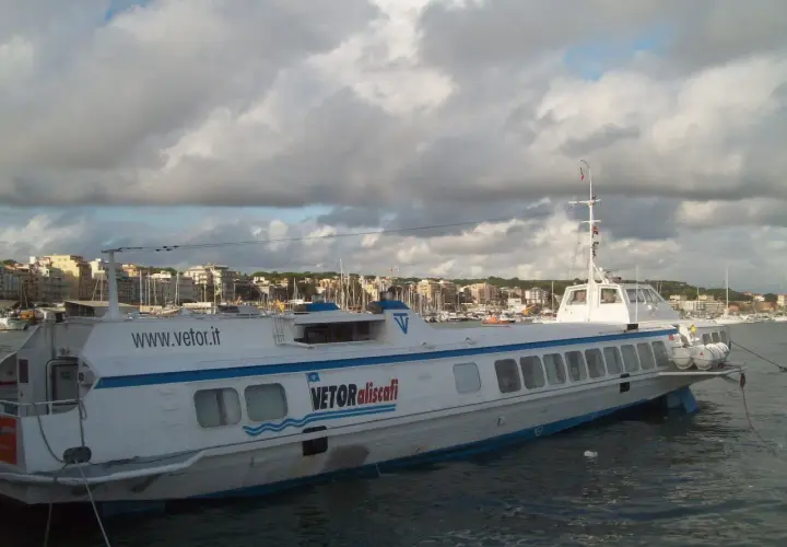 Aliscafo VETOR in attesa di imbarcare passeggeri per il traghetto Napoli Ischia.