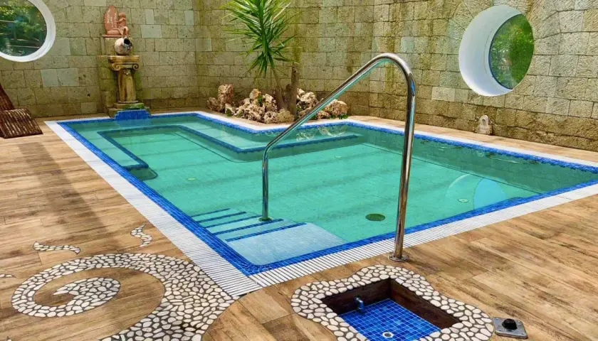 Piscina termale con gradini e idromassaggio. Scopri i **terme Casamicciola prezzi** per un relax indimenticabile.