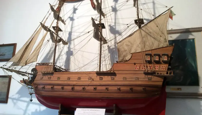 Modello di galeone spagnolo, un pezzo da esposizione del museo del mare Ischia, con vele spiegate e dettagli accurati.