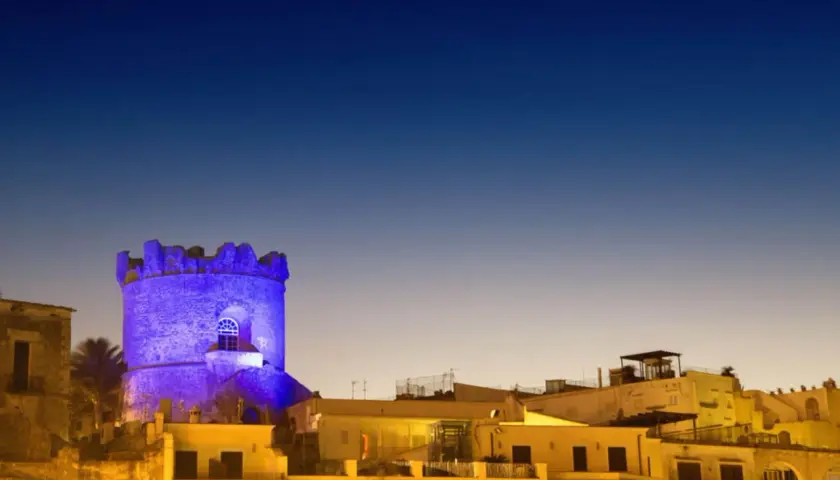 Torre illuminata di blu, un'atmosfera magica per il giovedì foriano.