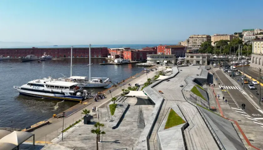 Molo Beverello a Napoli, con traghetti pronti a salpare. Un'area moderna e vivace, perfetta per iniziare un viaggio via mare.