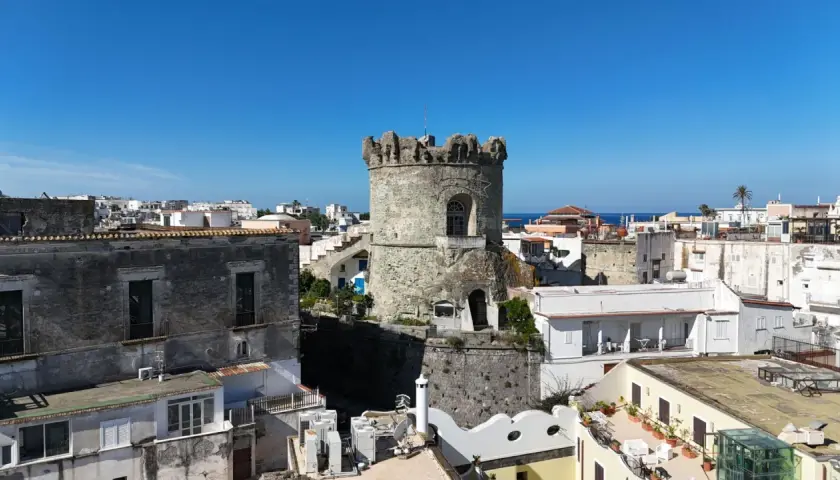 Il torrione di Forio, con le sue mura antiche, domina il paesaggio urbano e il mare azzurro.