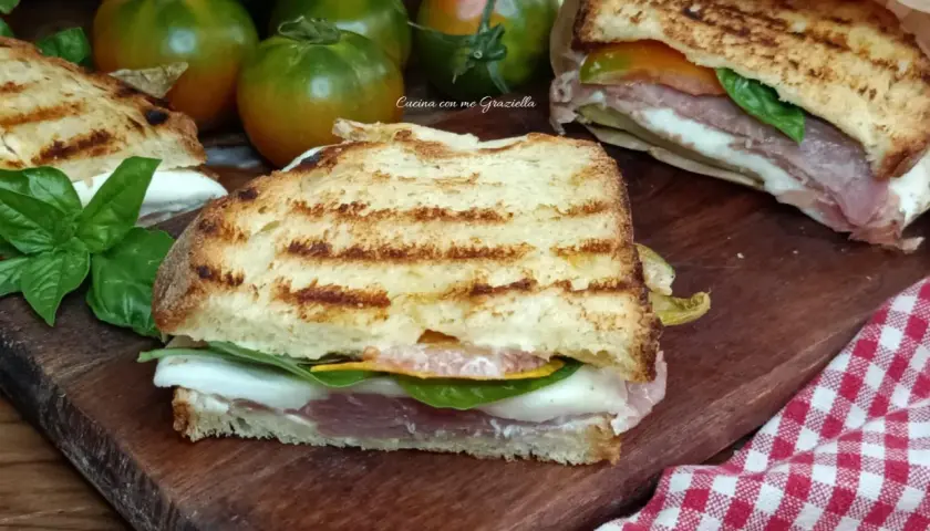Panini gustosi con prosciutto, mozzarella e pomodoro, perfetti per un picnic a Ischia. La zingara è un classico!