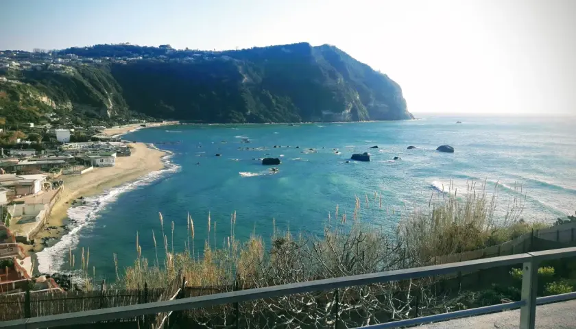 Vista panoramica della spiaggia di Citara con mare azzurro e scogli. Ideale per scoprire i prezzi dei lidi e godersi il sole.