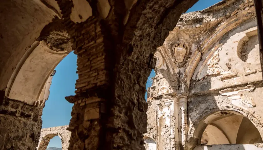 Interni del castello aragonese di Ischia: rovine suggestive con archi in pietra e dettagli architettonici antichi.