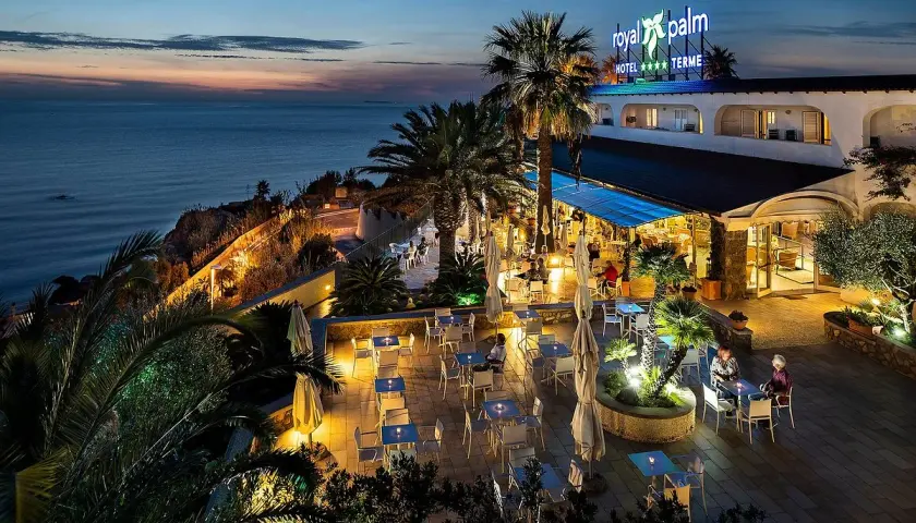 Serata al Royal Palm, hotel 4 stelle a Forio d'Ischia, con vista mare e un'accogliente terrazza illuminata.