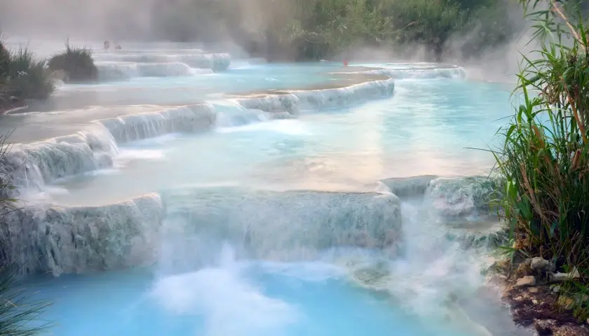 Cascate naturali di acqua azzurra e fumante, dove si può ammirare cosa sono le sorgenti termali.