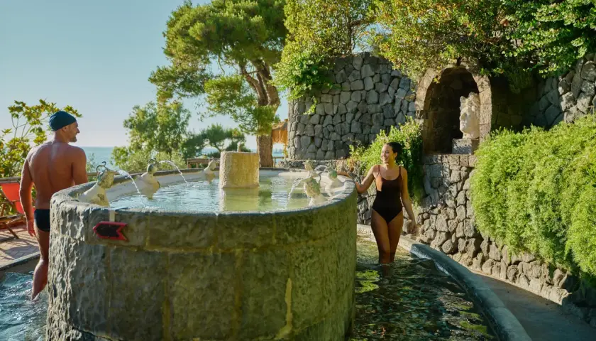 Coppia si gode le terme. Scopri il **Poseidon Ischia costo ingresso** per un'esperienza indimenticabile.