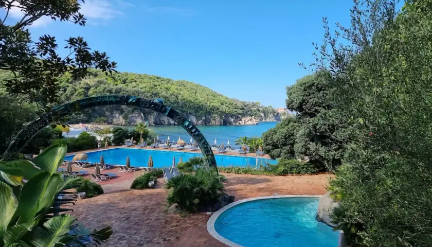 Piscine e mare azzurro, un angolo di paradiso per godersi le terme romane a Ischia.