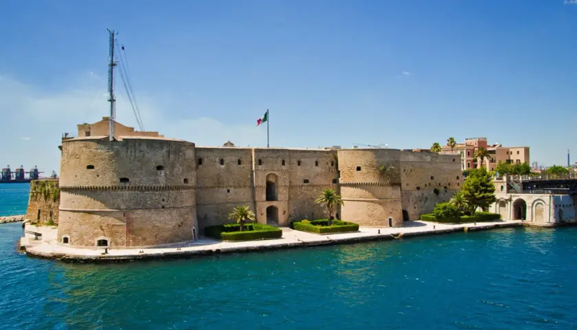 Imponente Castello Aragonese, un baluardo storico sul mare. Qui si trova il castello aragonese, testimone di secoli di storia.