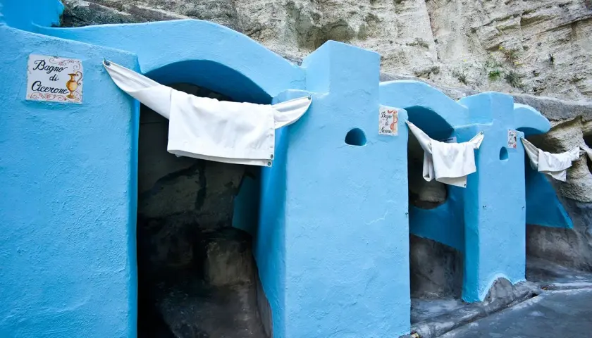 Bagni di Cicerone e Nerone, antiche **cavascura Ischia**, con teli bianchi appesi.