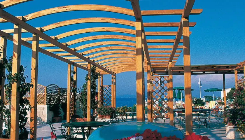 Terrazza con pergolato in legno e vista mare, ideale per rilassarsi all'Hotel Augusto Lacco Ameno.