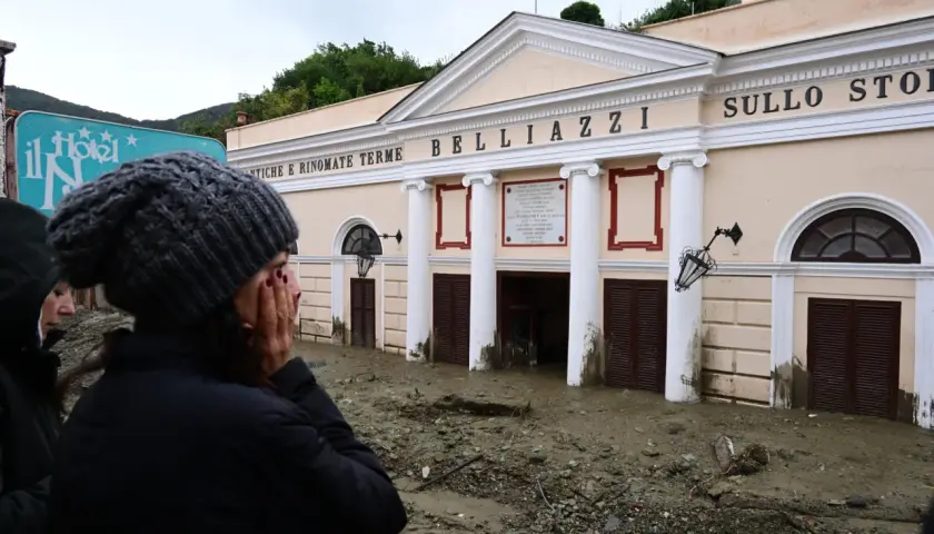 Ischia, dopo il terremoto, fango e detriti invadono le terme Belliazzi. Una donna sconvolta si copre il volto.