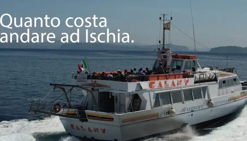 Traghetto "Galaxy" con passeggeri in navigazione, pronto a rispondere alla domanda: quanto costa il traghetto per Ischia?