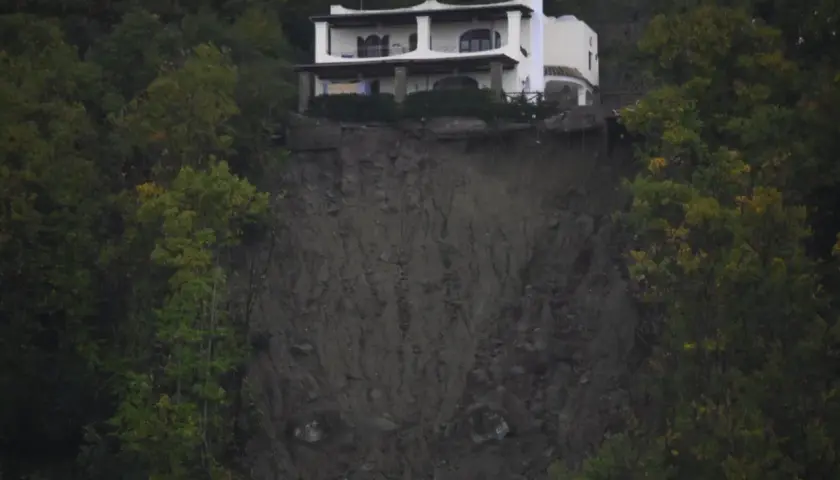 Casa a picco su una frana dopo il terremoto a Casamicciola. La terra è franata, minacciando la stabilità dell'edificio.