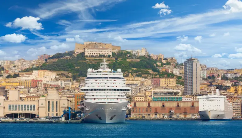La vista di Napoli dal mare, con navi da crociera ormeggiate a Calata Porta di Massa, ideale per chi cerca come arrivare a Calata Porta di Massa da Napoli Centrale.