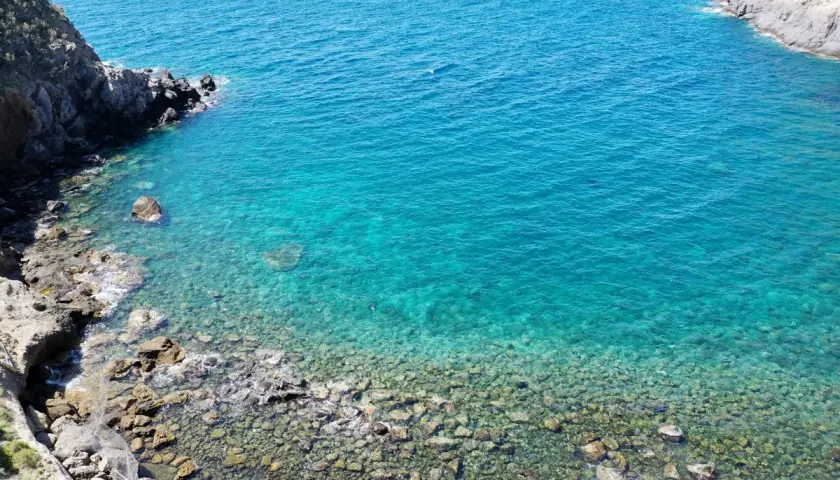 Acque cristalline e scogli a Ischia, un invito a scoprire come muoversi a Ischia via mare o a piedi tra sentieri panoramici.
