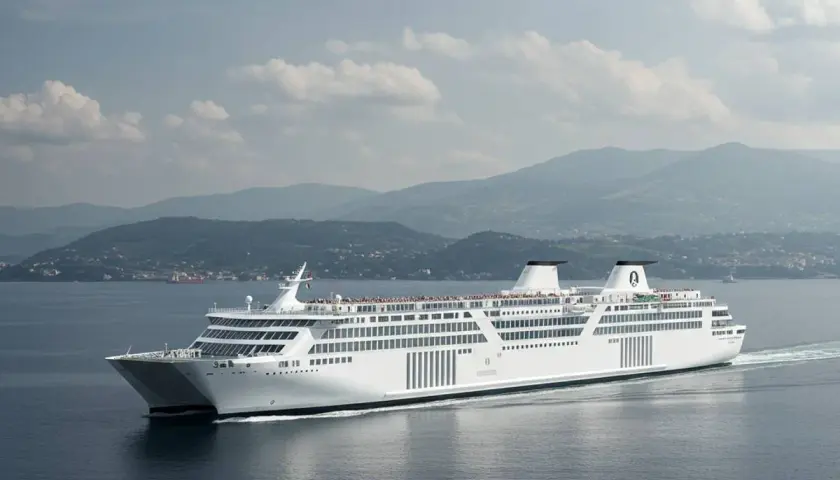 Un grande traghetto bianco solca il mare, pronto a portare passeggeri verso Ischia, con montagne verdi sullo sfondo.