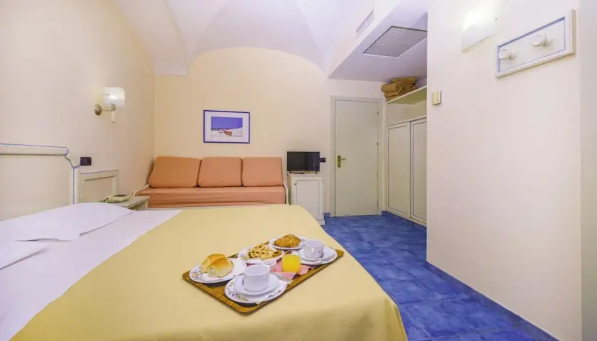 Camera accogliente con letto, divano letto e vassoio colazione. Un'oasi di relax all'Hotel San Giovanni Ischia.