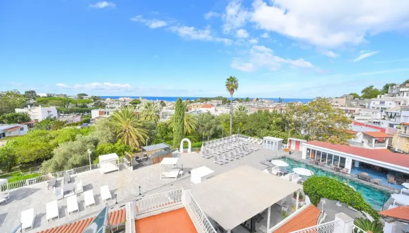 Vista panoramica di Ischia con piscina e lettini, ideale per chi cerca hotel Colella Ischia recensioni positive.