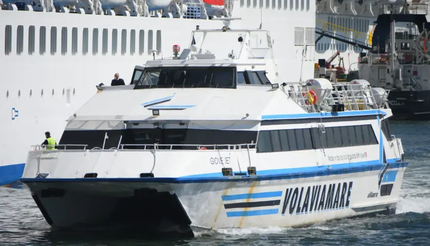 Alilauro: il catamarano "Giove Jet" solca le onde, con a bordo un uomo che sembra Agostino Lauro, pronto per un viaggio.
