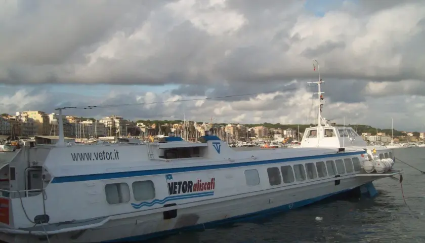 Aliscafo VETOR in attesa di imbarcare passeggeri per il traghetto Napoli Ischia.