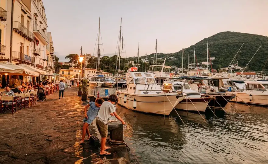 Riva Destra Ischia Porto - Guida completa per la tua serata