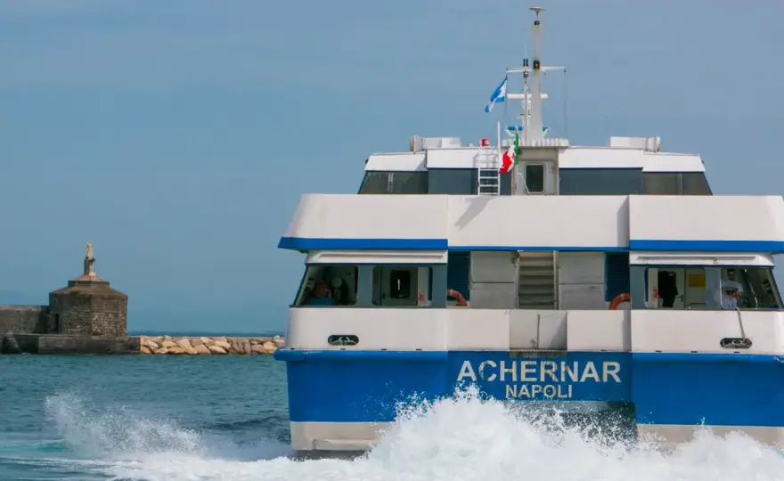 Ischia-Procida - Traghetto o aliscafo? Guida completa