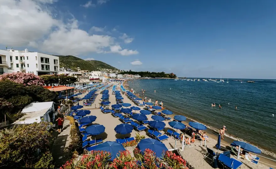 Spiaggia del Lido Ischia Porto - Guida pratica per una giornata perfetta