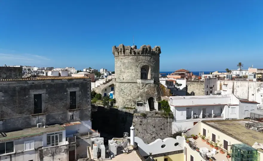 Torrione di Forio - Storia e significato del simbolo di Ischia