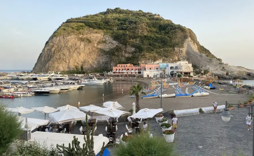 Ischia Porto - Guida all'arrivo e agli spostamenti sull'isola