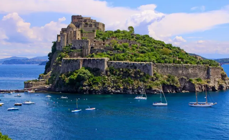 Castello Aragonese e Ischia Ponte: la vera storia del ponte