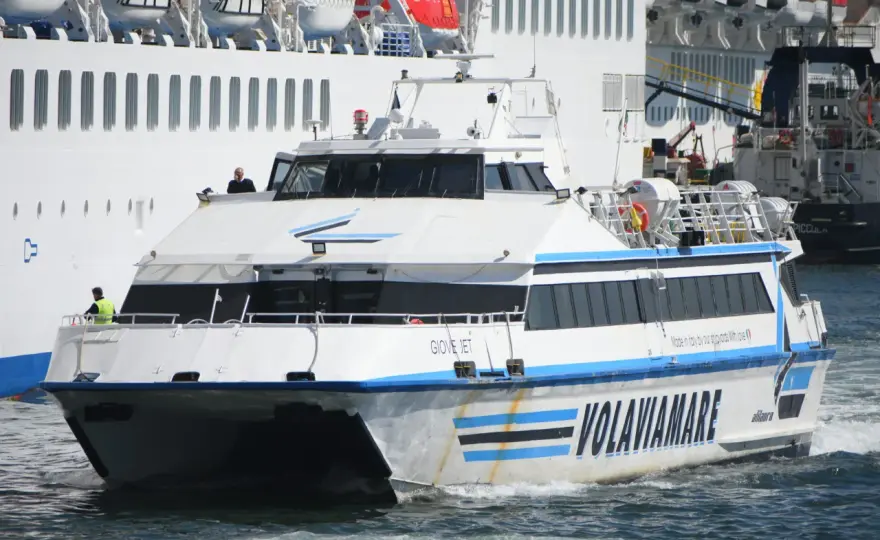 Agostino Lauro - Traghetti Ischia: tariffe e consigli utili