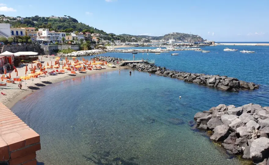 Spiaggia Marina Casamicciola: Comodità o relax? La guida