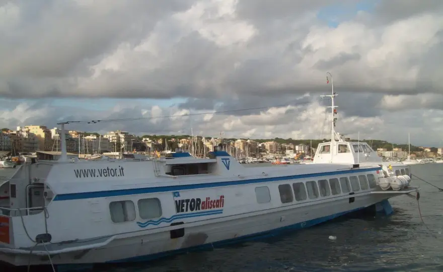 Napoli-Ischia: aliscafo o traghetto? La guida definitiva