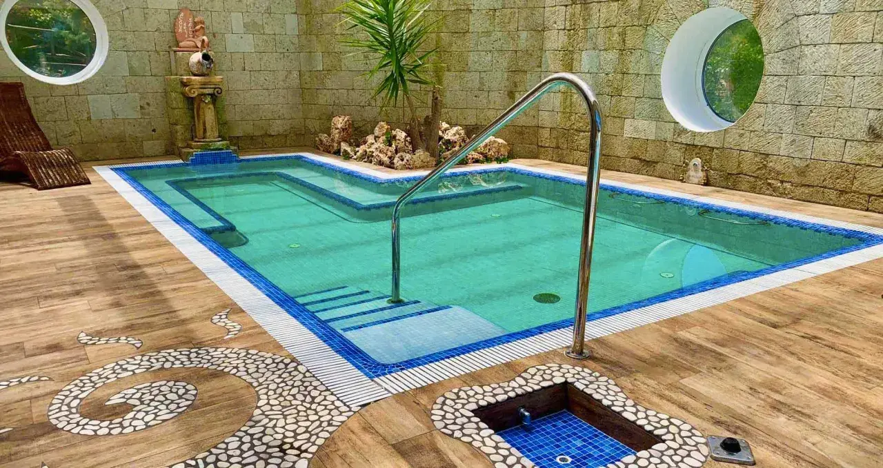 Piscina termale con gradini e idromassaggio. Scopri i **terme Casamicciola prezzi** per un relax indimenticabile.