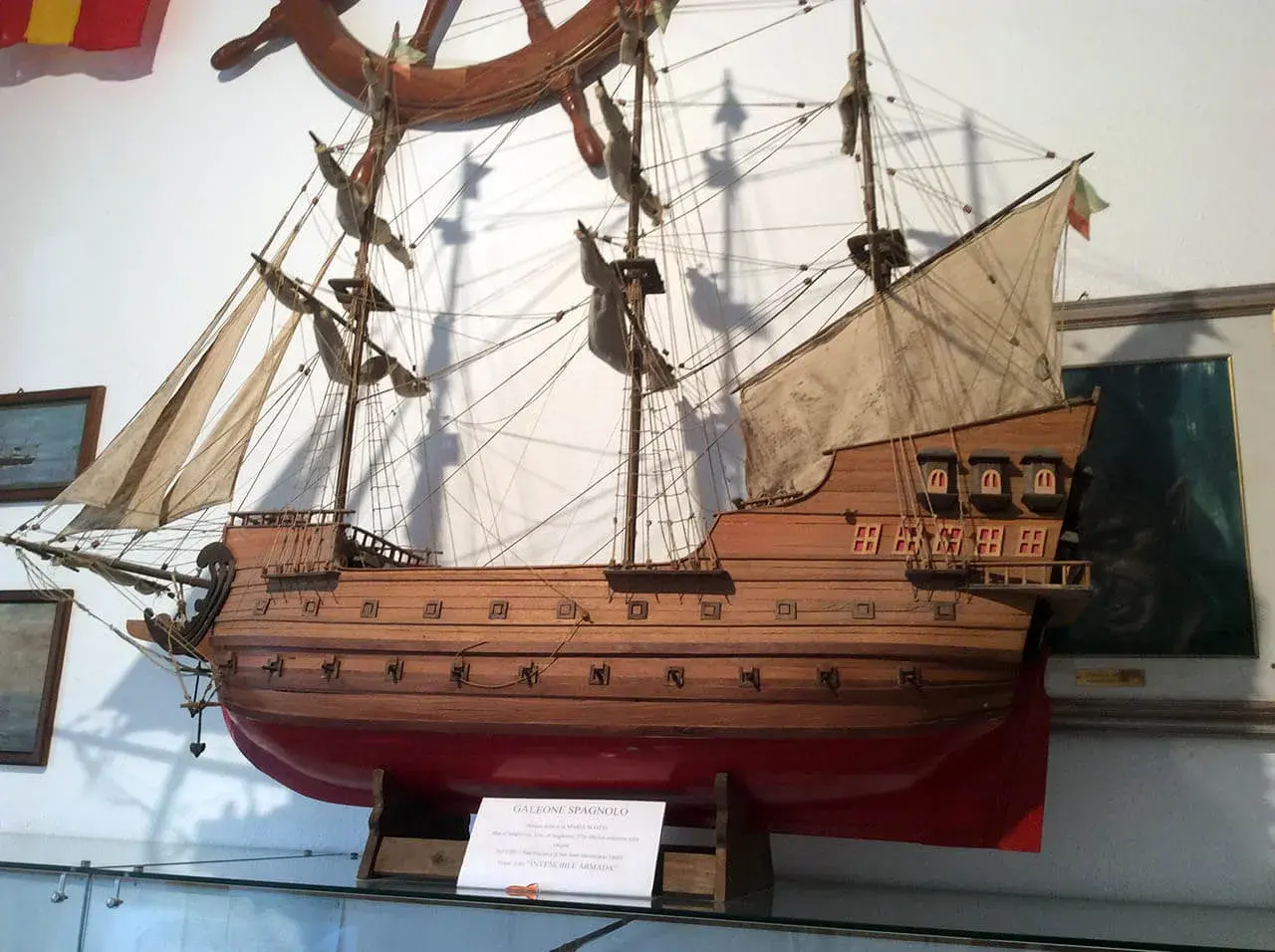 Modello di galeone spagnolo, un pezzo da esposizione del museo del mare Ischia, con vele spiegate e dettagli accurati.