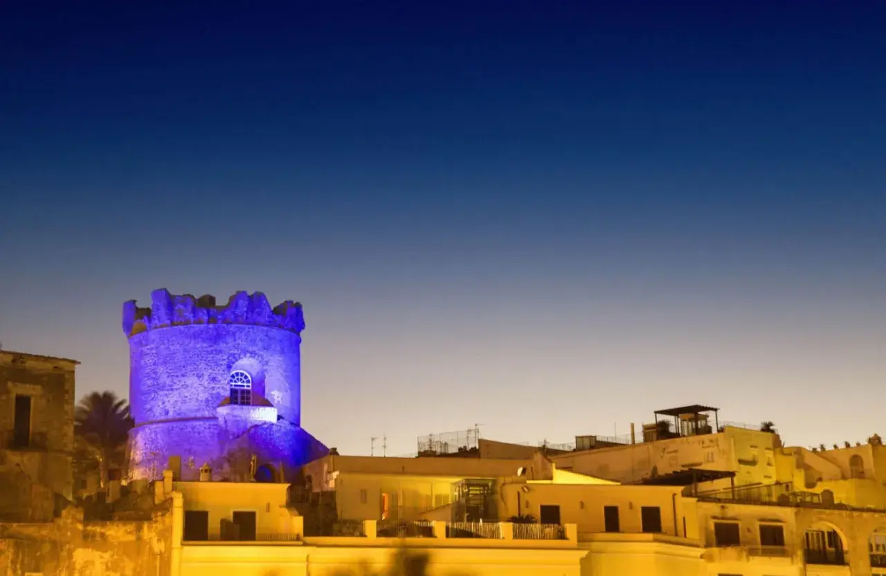Torre illuminata di blu, un'atmosfera magica per il giovedì foriano.