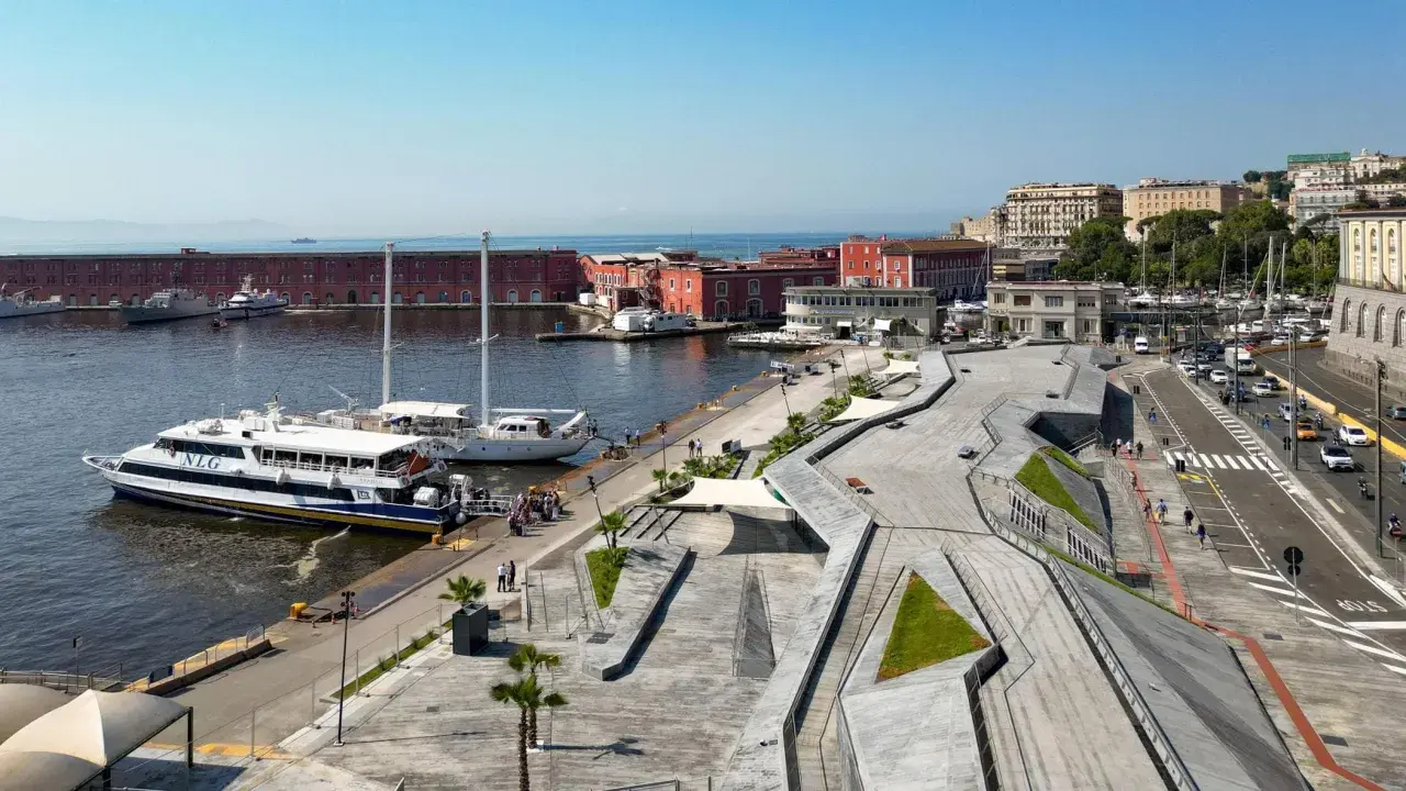 Molo Beverello a Napoli, con traghetti pronti a salpare. Un'area moderna e vivace, perfetta per iniziare un viaggio via mare.