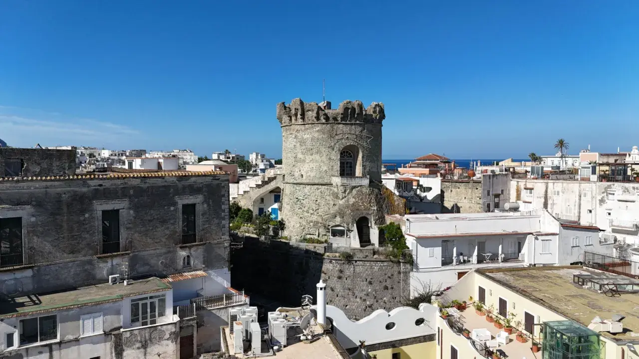 Il torrione di Forio, con le sue mura antiche, domina il paesaggio urbano e il mare azzurro.