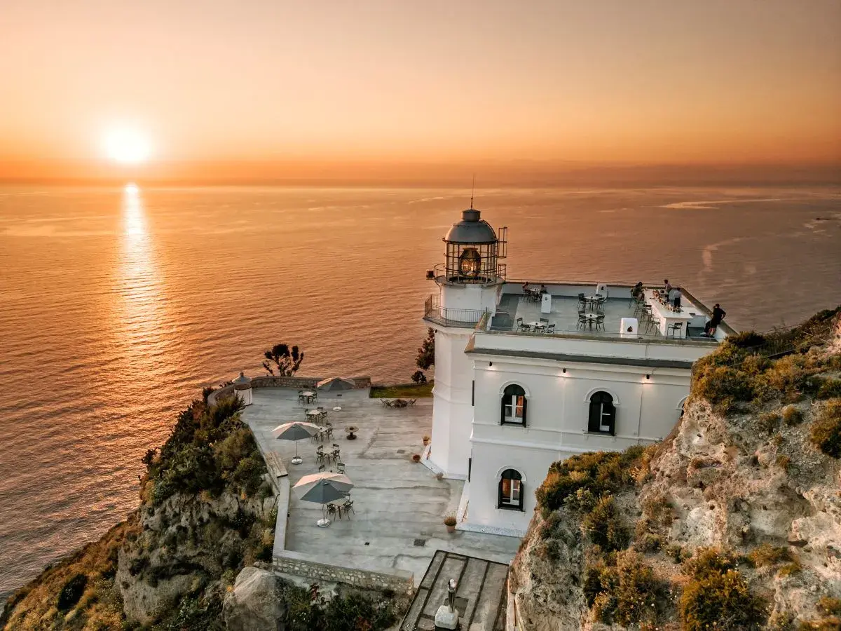 Il faro Punta Imperatore, con la sua terrazza panoramica e il mare dorato al tramonto, offre un'atmosfera magica.