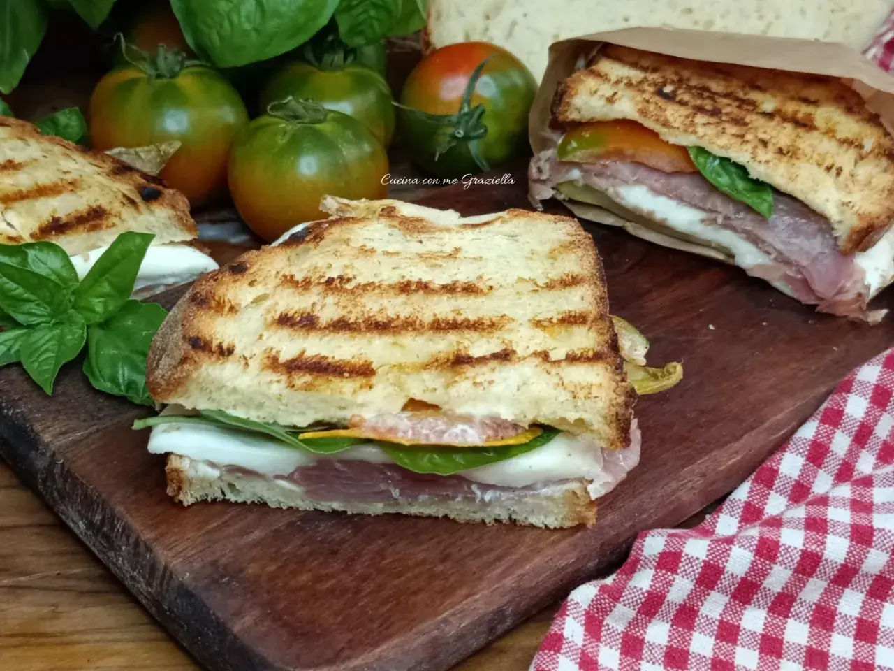 Panini gustosi con prosciutto, mozzarella e pomodoro, perfetti per un picnic a Ischia. La zingara è un classico!