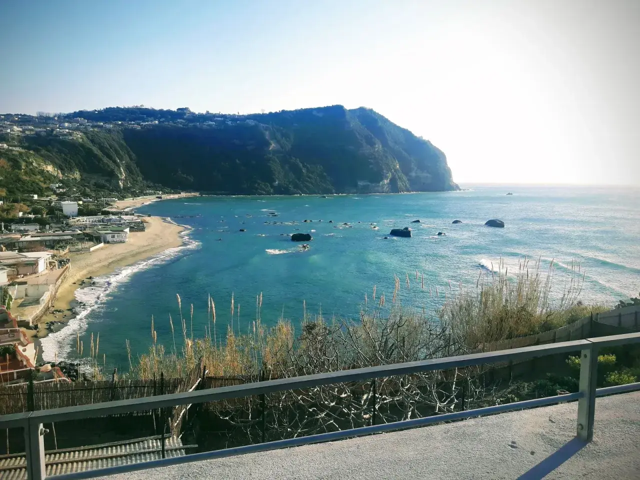 Vista panoramica della spiaggia di Citara con mare azzurro e scogli. Ideale per scoprire i prezzi dei lidi e godersi il sole.