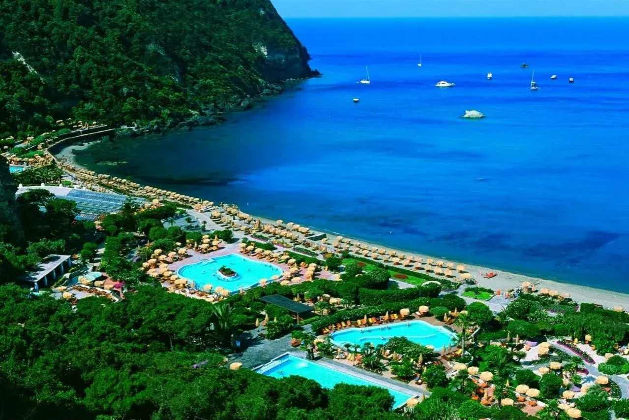 Resort con piscine e spiaggia a Ischia, un angolo di paradiso dove il dio Poseidone potrebbe riposare.