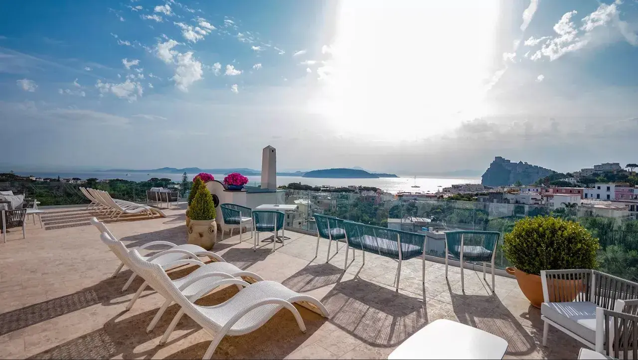 Terrazza con vista mare a Ischia. Hotel Hermitage Ischia: la distanza dal mare è minima, goditi il panorama.